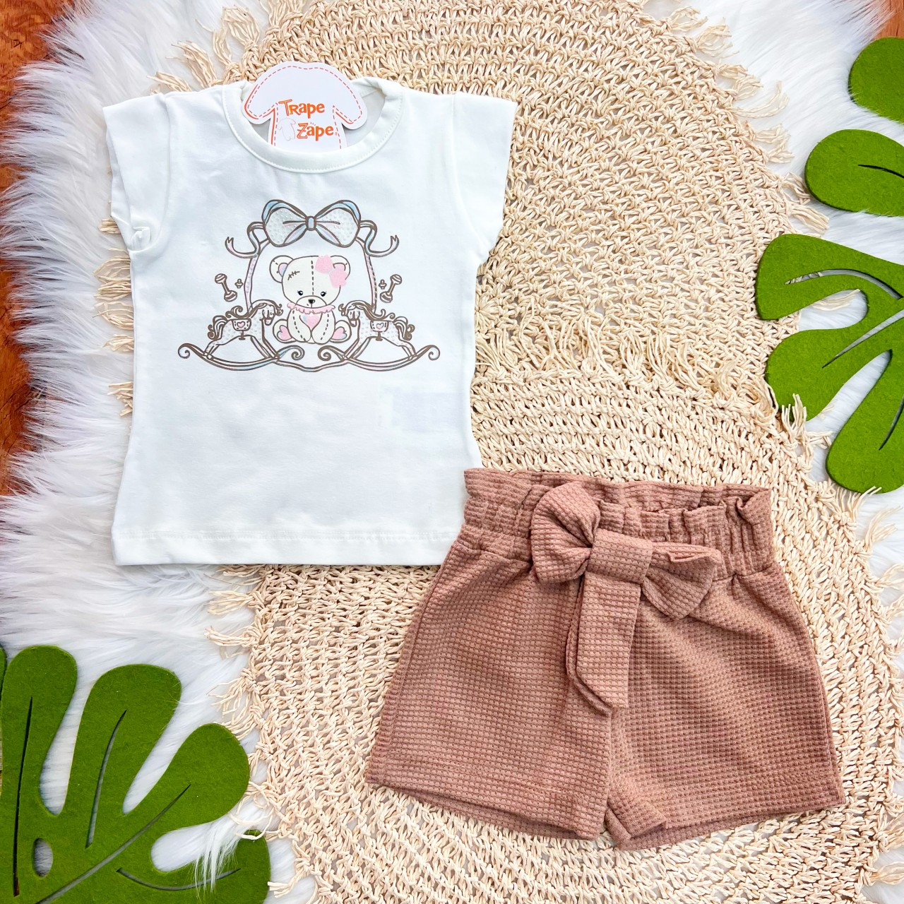 Conj. Blusa Ursinha com Cavalinhos de Brinquedo e Short - Off White e Marom